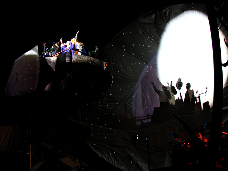 Illustration for article titled Sci-Fi Rock Opera is Music to Alien Ears